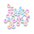 Weiße 7mm Acryl-Buchstabenperlen G mit bunten Aufdrucken für DIY-Schmuckherstellung - Buchstabe G / 100 Stück (7mm) / Weiß (Mehrfarbige Buchstaben)