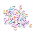 Mischung aus 7 mm weißen Acrylperlen mit buntem Buchstaben E für DIY-Schmuckherstellung - Buchstabe E / 100 Stück (7mm) / Weiß (Mehrfarbige Buchstaben)