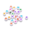 7mm weiße Acryl-Alphabet-Perlen mit bunten Buchstaben M für DIY-Schmuckherstellung - Buchstabe M / 100 Stück (7mm) / Weiß (Mehrfarbige Buchstaben)
