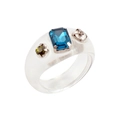 Detalle de anillo de resina transparente con una gran gema azul rectangular y verde - Estilo de Resina Transparente Redonda con Tres Diamantes / Azul/Transparente