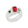 Detalle de anillo de resina transparente con piedra roja de corte esmeralda y cristales de color - Estilo de Resina Transparente Redonda con Tres Diamantes / Rojo y Transparente