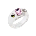 Detalle de anillo de resina transparente con cristal rosa rectangular y piedras verdes - Estilo de Resina Transparente Redonda con Tres Diamantes / Rosa/Transparente