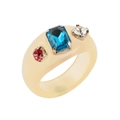 Detalle macro del anillo de resina que muestra la gema azul y el engaste de garras de plata - Estilo de Resina Redonda con Tres Diamantes / Azul/Beige