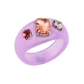 Detalle de anillo de resina lila con pedrería naranja rectangular y roja redonda - Rosa/Púrpura