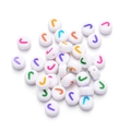 Bunte 7mm Acryl-Buchstabenperlen J mit runder weißer Basis für DIY Schmuckherstellung - Buchstabe J / 100 Stück (7mm) / Weiß (Mehrfarbige Buchstaben)
