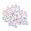 Weiße 7mm Acryl-Alphabetperlen mit buntem Buchstaben L für DIY-Schmuckherstellung - Buchstabe L / 100 Stück (7mm) / Weiß (Mehrfarbige Buchstaben)