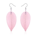 Dettaglio di orecchini a foglia rosa con intricate venature metalliche traforate - Rosa