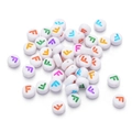 Weiße Acryl-Buchstabenperlen 7mm rund mit buntem Buchstaben F für DIY-Schmuckherstellung - Buchstabe F / 100 Stück (7mm) / Weiß (Mehrfarbige Buchstaben)