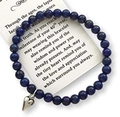 Dettaglio del bracciale di lapislazzuli con ciondolo a cuore su biglietto per i 40 anni - Blu scuro