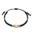 Etnische handgemaakte zwarte kralenarmband met gouden accenten en een zoetwaterparel - Zwart