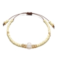 Detail van handgemaakte kralenarmband met zoetwaterparel en verstelbaar gevlochten koord - Broken Wit