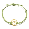 Detail van saliegroene gevlochten strandarmband met gouden golfbedel en verstelbare knoop - Saliegroen