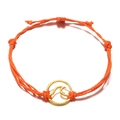 Detail van handgemaakte oranje gevlochten armband met gouden holle golf hanger - Oranje