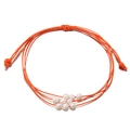 Détail d'un bracelet tissé orange fait main avec neuf perles d'eau douce naturelles - Orange