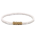 Detailopname van bohemian witte kralenarmband met vier goudkleurige metalen kubusjes - Wit
