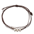 Détail du bracelet en cordon ciré marron tressé à la main avec perles naturelles - Café