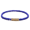 Detail macro-opname van de blauwe kralenarmband met vier gouden vierkante metalen kralen - Saffierblauw
