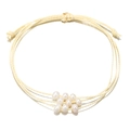Détail d'un bracelet en coton tressé multi-rangs avec neuf perles d'eau douce naturelles - Blanc Cassé