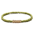 Bracciale bohémien con perline verde oliva e accenti cubici in metallo dorato su bianco - Verde Erba Secca