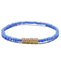 Dettaglio del bracciale bohémien con perline azzurre e distanziatori quadrati dorati - Blu medio