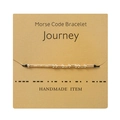 Detail van Morse-code armband met gouden kralen op displaykaart voor uniek handgemaakt cadeau - Journey