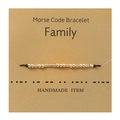Detail van handgemaakte Morsecode familie-armband op een presentatiekaartje - Familie