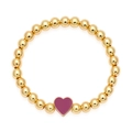 Close-up van gouden kralenarmband met een pruimpaarse hanger in de vorm van een hart - Paars