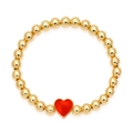 Detailopname van een gouden kralenarmband met een rode hartbedel op witte achtergrond - Rood