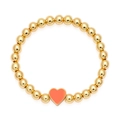 Detail van goudkleurige kralenarmband met roze hartvormige bedel en gepolijste afwerking - Oranje