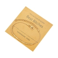 Dettaglio del bracciale Morse dorato su carta kraft con chiusura a moschettone - Tema Migliori Amiche