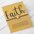Minimalistisches Kreuz-Armband aus schwarzer Kordel auf gelber Faith-Karte - Schwarzes Seil