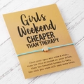 Himmelblaues Tulpen-Armband auf einer 'Girls Weekend' Geschenkkarte für Frauen - Seeblau