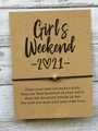 Handgemachtes schwarzes Wunscharmband mit Sternanhänger auf Kraftpapierkarte - Girls Weekend Kartendesign / Schwarz