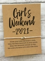 Weißes Wunscharmband mit silbernem Sternanhänger auf Girls Weekend Papierkarte - Girls Weekend Kartendesign / Weiß