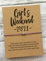 Violettes geflochtenes Wunscharmband mit Metallstern auf einer Girls Weekend Karte - Girls Weekend Kartendesign / Lila