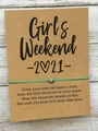 Grünes Wunscharmband mit silbernem Sternanhänger auf Girls Weekend Geschenkkarte - Girls Weekend Kartendesign / Grün