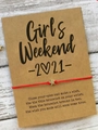 Minimalistisches rotes Sternarmband auf Kraftpapier-Karte für das Girls Weekend - Girls Weekend Kartendesign / Rot