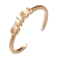 Detailansicht des goldfarbenen Queen-Buchstabenrings mit verstellbarem offenem Design - Einstellbar Offen / Widder