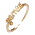 Detailaufnahme des goldenen Gemini Sternzeichen-Rings mit poliertem Reliefdesign - Einstellbar Offen / Zwillinge