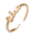 Makro-Detail des Libra Gold-Sternzeichenrings mit verstellbarem Band und poliertem Finish - Einstellbar Offen / Waage