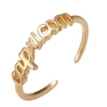 Nahaufnahme des goldenen Capricorn-Schriftzugs auf dem verstellbaren Tierkreisring - Einstellbar Offen / Steinbock