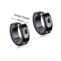Dettaglio orecchini huggie neri da 9mm con zirconi e finitura in acciaio inossidabile - Huggie Nero Con Zircone Intarsiato Stile