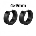 Dettaglio degli orecchini a cerchio neri in acciaio inox con misura 4x9mm e finitura lucida - Huggie Nero Minimalista Stile