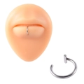 Silberner Lippenring aus Edelstahl zum Anstecken, gezeigt an einem Silikonmodell - Hoop Lippen Clip (Style-1)