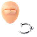 Silberner Fake-Lippenclip aus Metall am Lippenmodell zeigt die verstellbare Passform - Perlen Creolen Clip (Style-9)