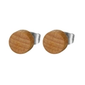 Détails macro des boucles d'oreilles rondes en bois naturel avec tiges en métal argenté - Bois Naturel (6mm)