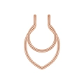 Makroaufnahme von roségoldenem, doppellagigem, herzförmigem Septum-Nasenring-Clip ohne Piercing - Roségold