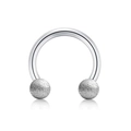 Detail eines Hufeisen-Piercing-Rings mit poliertem Edelstahlstab und mattierten Kugeln - Matte Kugel Hufeisen (H-Stil) / 1.2x8x3mm / Silber