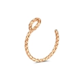 Makro-Detail des roségoldenen Nasenrings aus Titanstahl mit spiralförmiger Textur - Stil E (Gedrehte U-Form) / 20.00g / Roségold