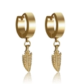 Detailansicht goldener Creolen mit feinem Federanhänger und polierter Metalloberfläche - Feder Anhänger Stil / Gold